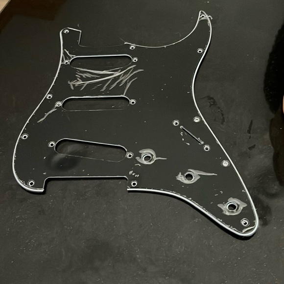 Stratocaster pickguard black brand new with shrink wrap on it to protect 3 layer - Picture 3 of 7